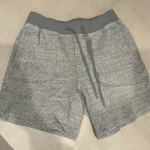 Lululemon men size medium gray shorts license to train